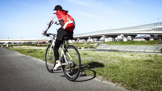 サイクリングする女性1